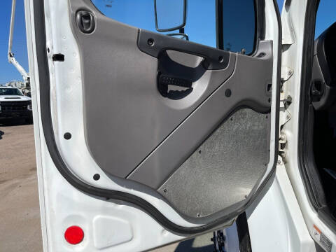 2013 Freightliner Business class M2