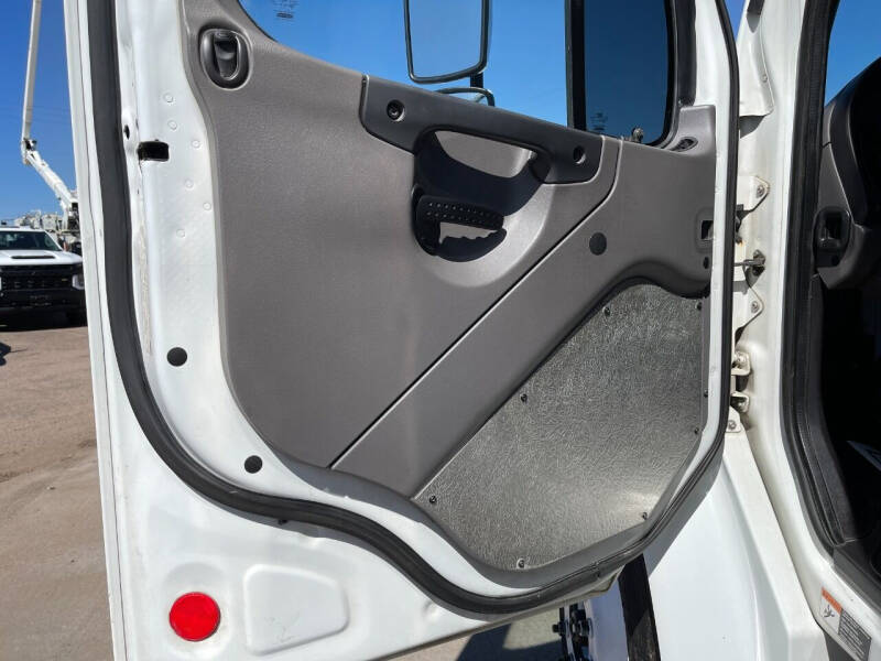 2013 Freightliner Business class M2