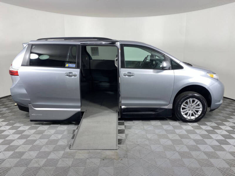 Used 2017 Toyota Sienna XLE with VIN 5TDYZ3DC7HS814945 for sale in Tucker, GA