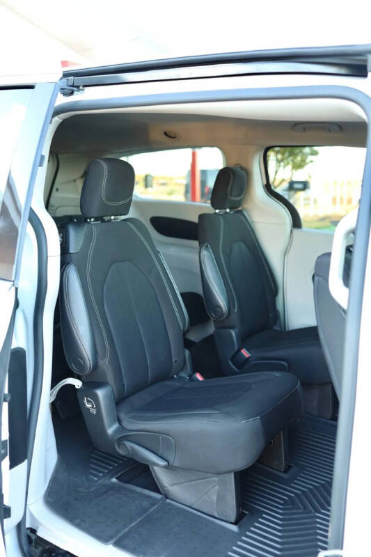 2022 Chrysler Voyager LX