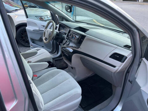 2014 Toyota Sienna LE 8-Passenger