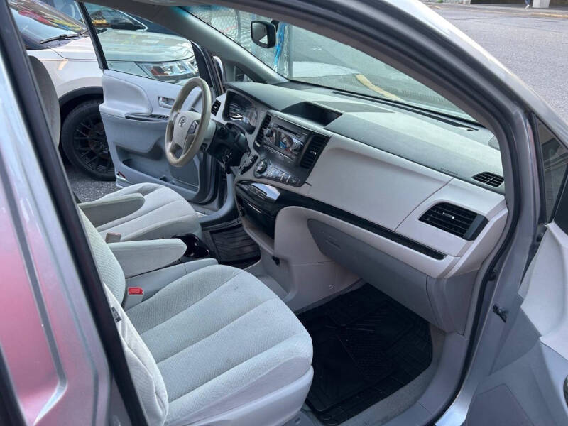 2014 Toyota Sienna LE 8-Passenger
