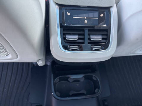 2020 Volvo XC90 T6 Momentum 6-Passenger