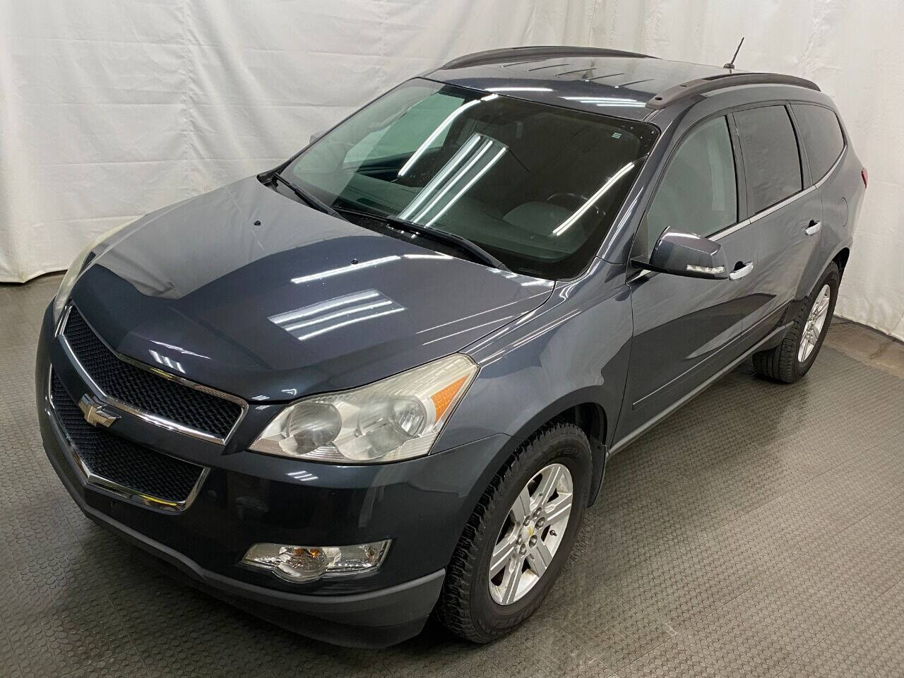 2010 Chevrolet Traverse LT AWD 4dr SUV w/1LT - Gray exterior view 5