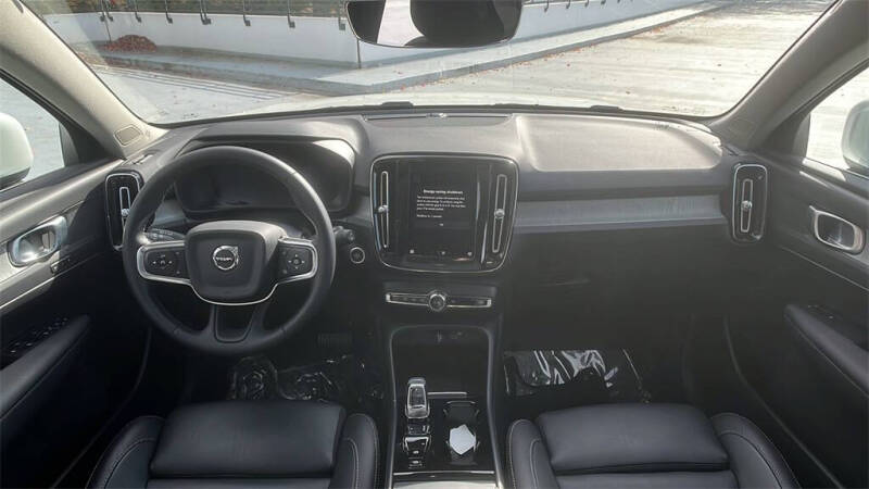 2025 Volvo XC40 B5 Plus Bright Theme