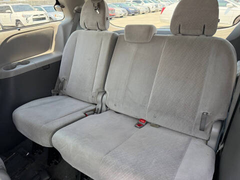 2017 Toyota Sienna LE 8-Passenger