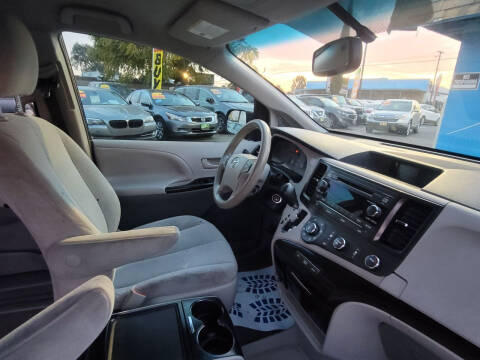 2012 Toyota Sienna LE 7-Passenger Auto Access Seat