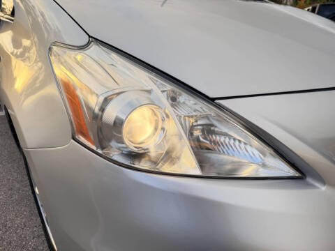 2014 Toyota Prius v Five