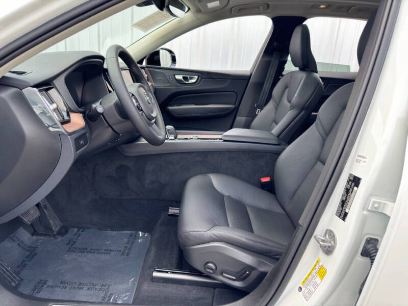 2024 Volvo XC60 B5 Plus Dark Theme