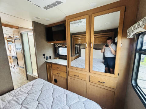 2017 Thor Motor Coach Hurricane 31S