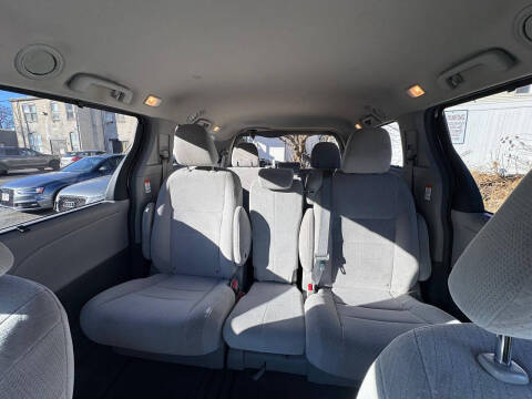 2015 Toyota Sienna LE 8-Passenger