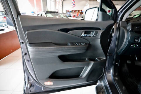 2022 Honda Pilot Touring w/Rear Captain's Chairs