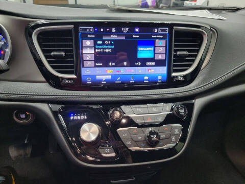 2027 Chrysler Pacifica Select