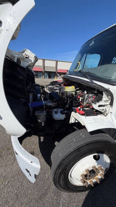 2019 Freightliner M2 106