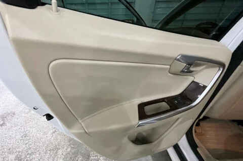 2016 Volvo XC60 T5 Platinum