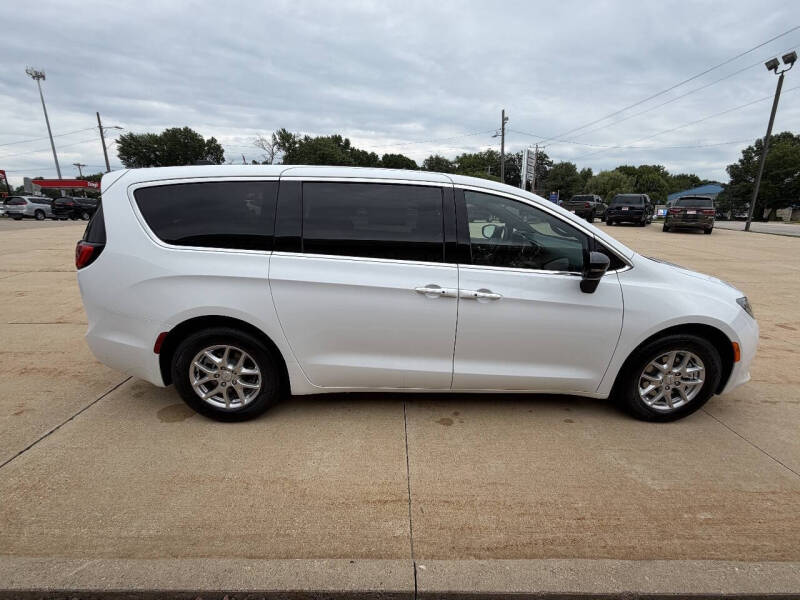 2027 Chrysler Pacifica LX