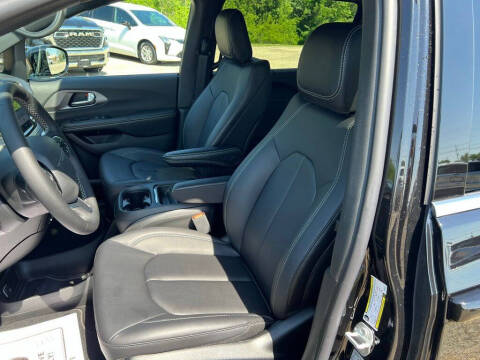 2027 Chrysler Pacifica Select