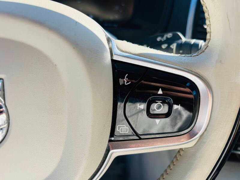 2016 Volvo XC90 T6 Momentum