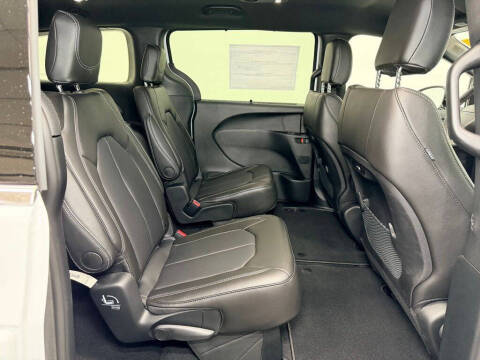 2027 Chrysler Pacifica Select