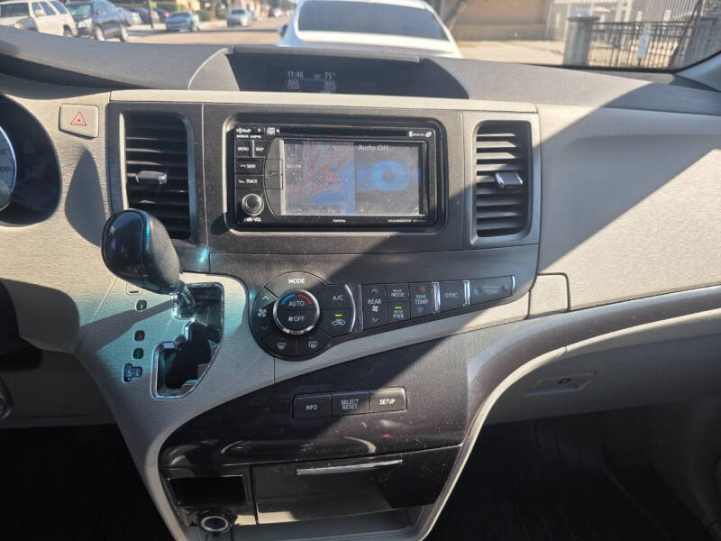 2013 Toyota Sienna SE 8-Passenger