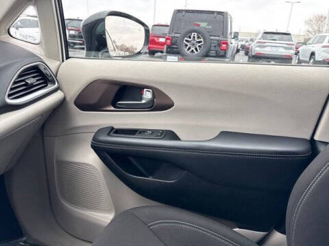 2024 Chrysler Voyager LX