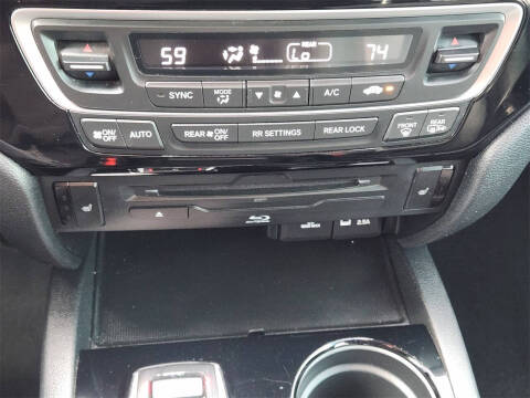 2021 Honda Pilot Touring w/Rear Captain's Chairs