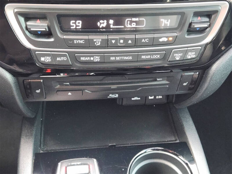 2021 Honda Pilot Touring w/Rear Captain's Chairs