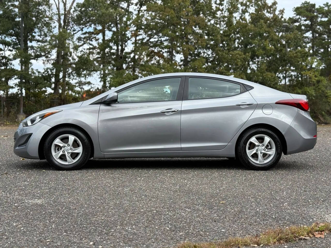 2014-hyundai-elantra-se-sedan-4d.jpg