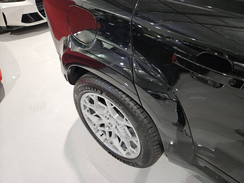 2024 Land Rover Defender 110 V8 P525