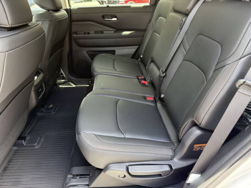 2025 Nissan Pathfinder SL