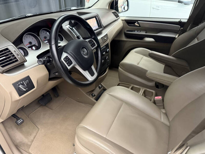 2012 Volkswagen Routan SE