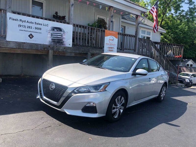 2019 Nissan Altima for sale at Flash Ryd Auto Sales in Kansas City KS