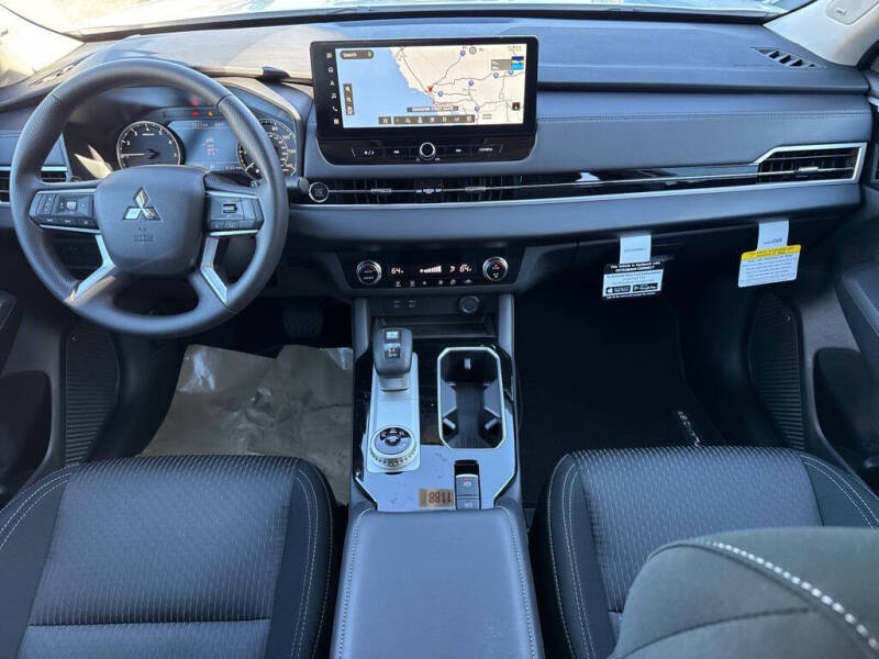 2025 Mitsubishi Outlander ES