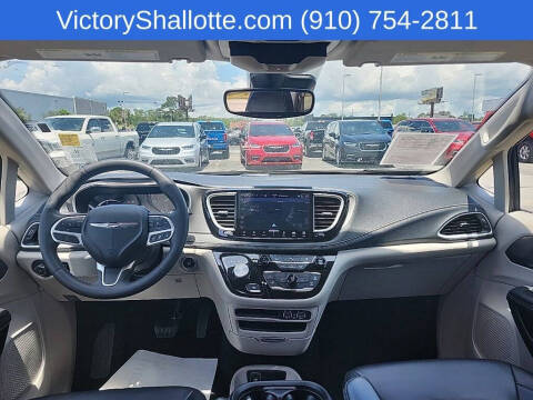 2024 Chrysler Pacifica Plug-In Hybrid Select