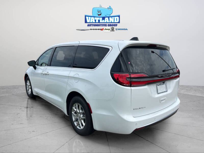 2027 Chrysler Pacifica Select