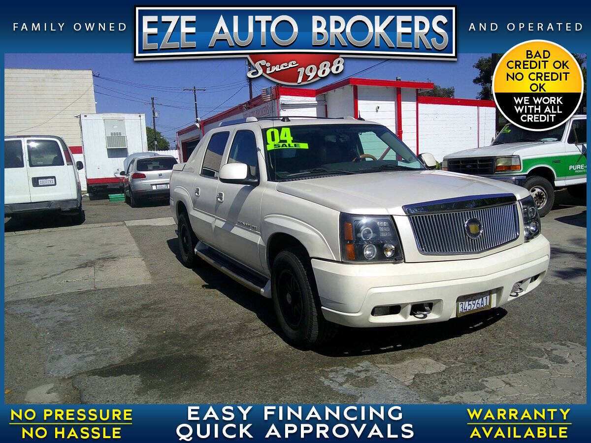 CREAM 2004 Cadillac Escalade EXT Base AWD 4dr Crew Cab SB 1