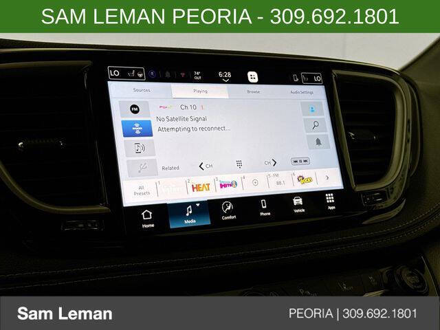 2027 Chrysler Pacifica Select