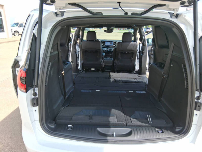 2027 Chrysler Pacifica Select