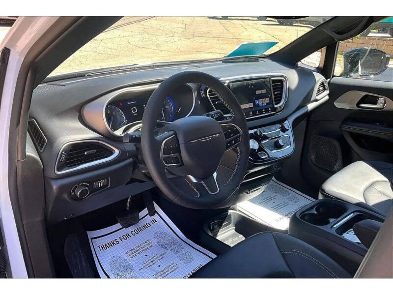 2027 Chrysler Pacifica Select