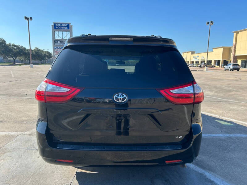 2015 Toyota Sienna LE photo 22