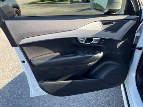 2022 Volvo XC90 T5 Momentum