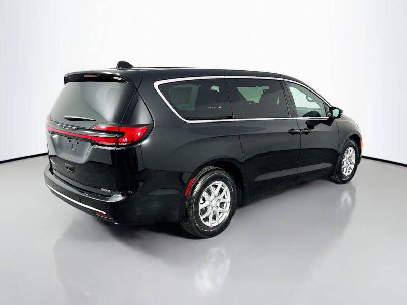 2027 Chrysler Pacifica Select