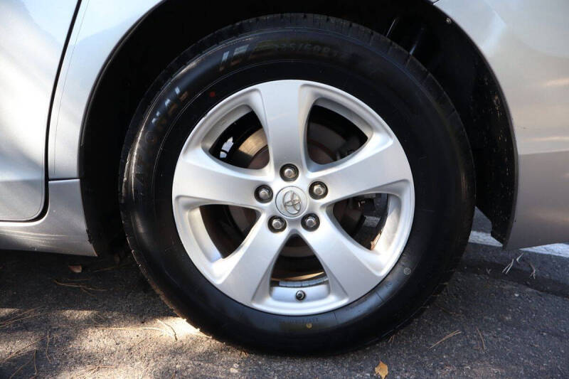 2011 Toyota Sienna LE 7-Passenger Auto Access Seat