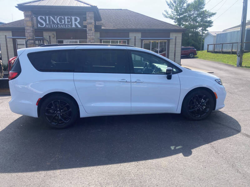 2025 Chrysler Pacifica Limited's photo