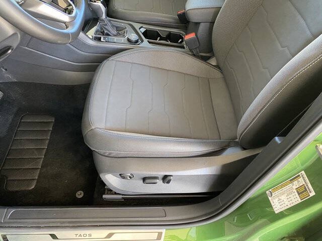 2025 Volkswagen Taos SE Black 4Motion