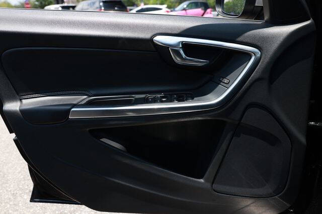 2017 Volvo V60 T6 R-Design