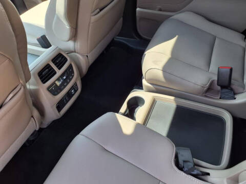 2022 Honda Pilot Touring w/Rear Captain's Chairs