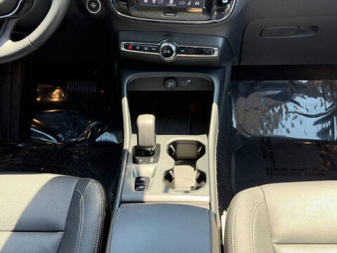 2025 Volvo XC40 B5 Core Bright Theme