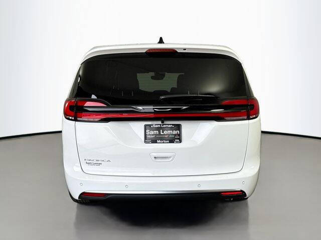 2027 Chrysler Pacifica Select