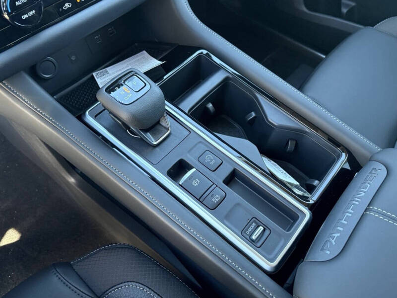 2025 Nissan Pathfinder SL